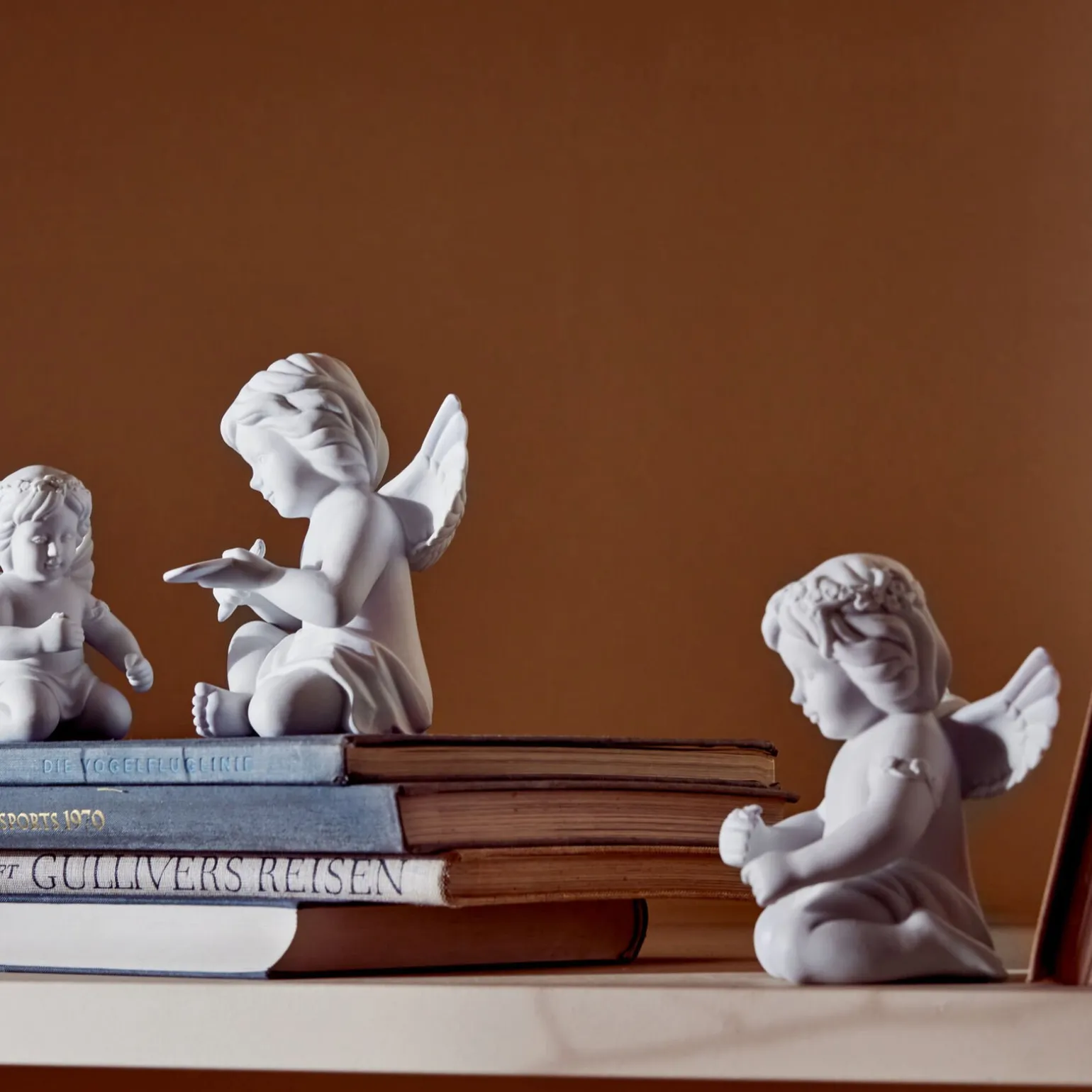 Engel mit Blumenkranz